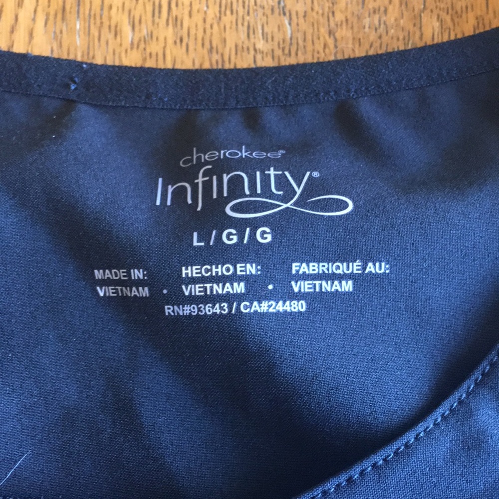 Cherokee Infinity Scrub Top - Picture 2 of 3